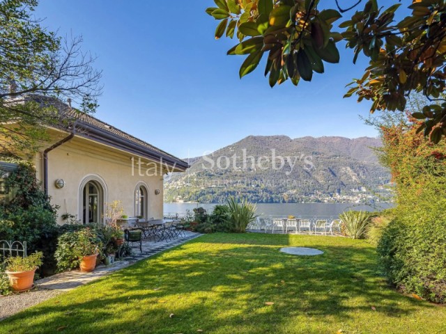 A villa that begins in the water