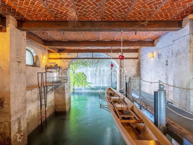 A villa that begins in the water