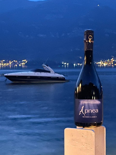 Apnea: Pinot Nero Aged in the Depths of Lake Como